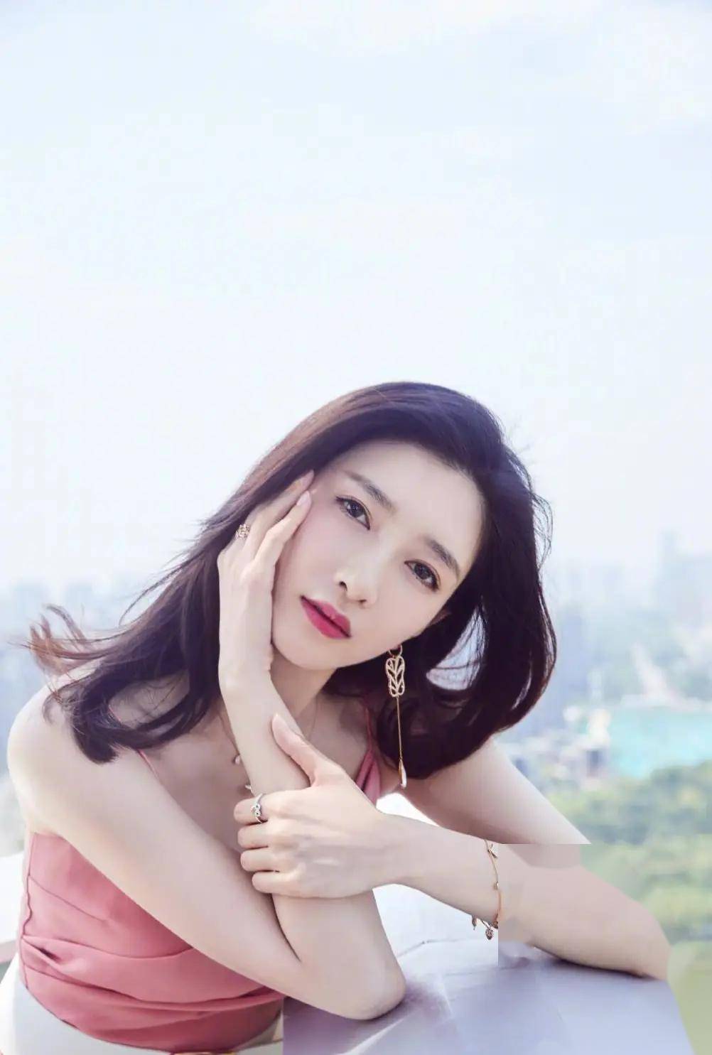 美貌与才华兼具,江疏影这身材着实饱满性感,这谁顶得住!