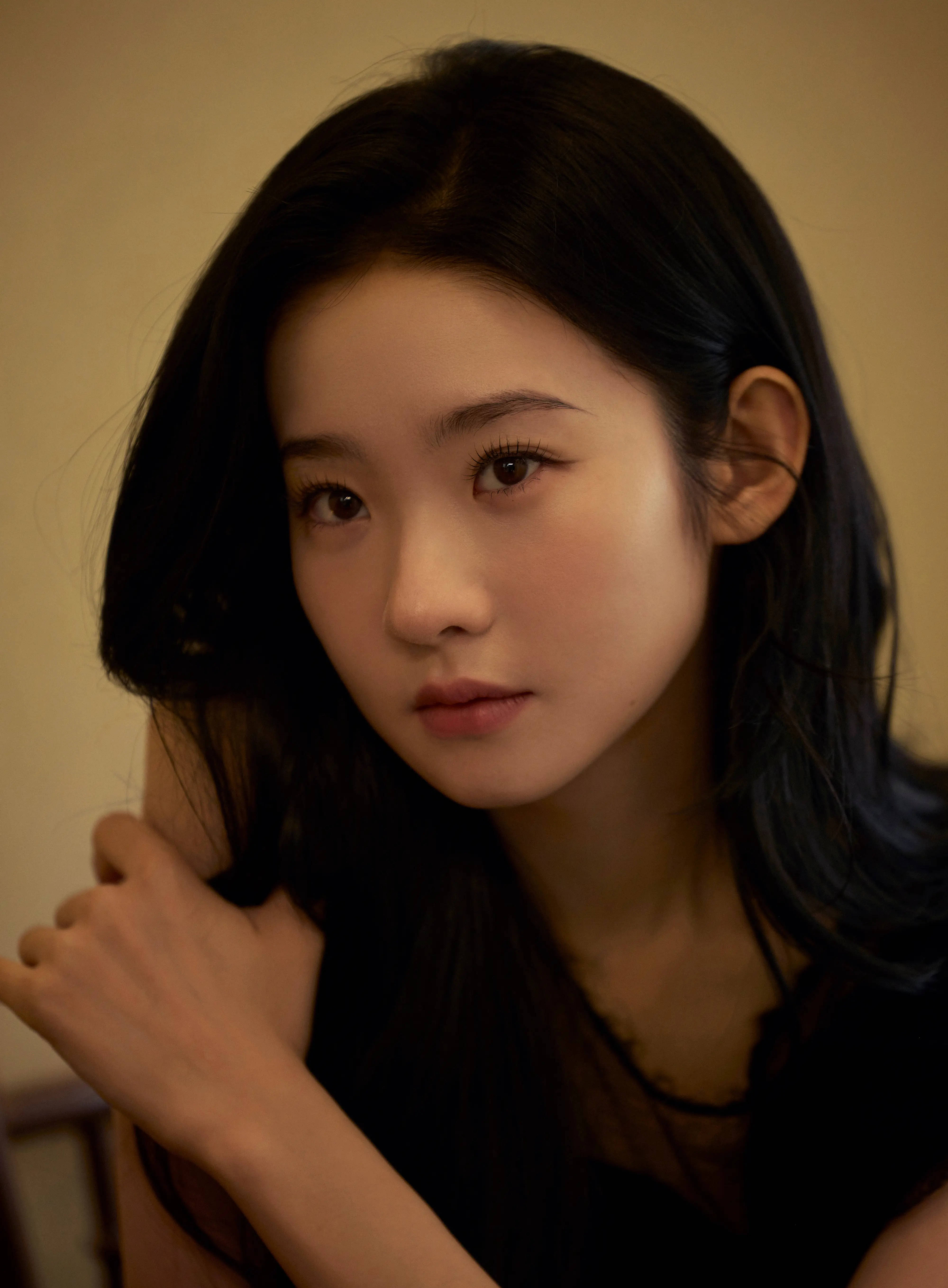 张艺凡穿黑纱裙秀大长腿 面带忧郁气质温婉-搜狐大视野-搜狐新闻