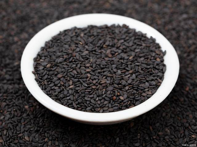 黑芝麻营养价值高,经常吃黑芝麻,身体可能会收获七大好处