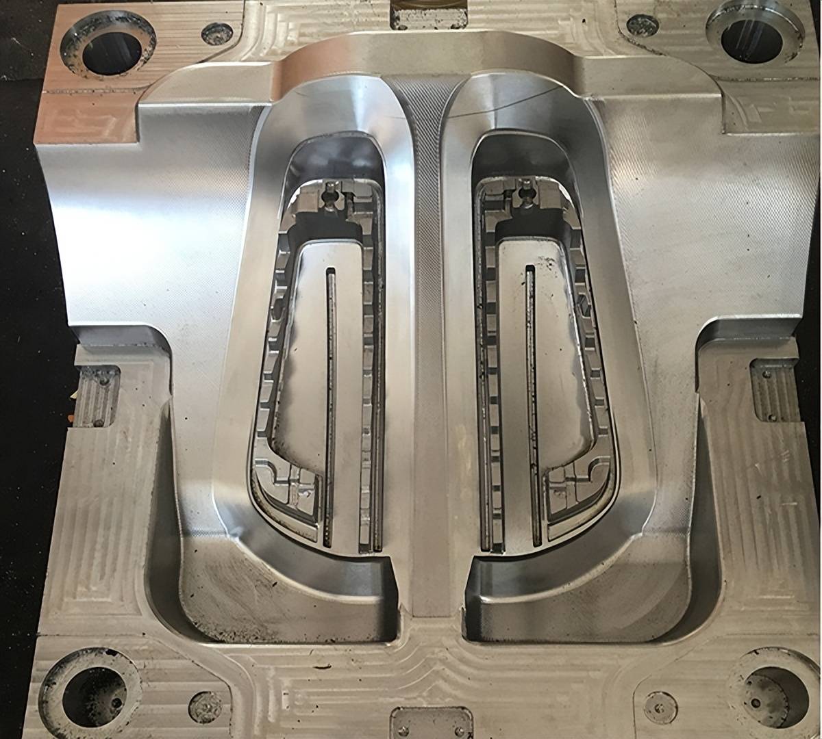 以确保模具能够精确,高效地生产出符合要求的汽车零部件