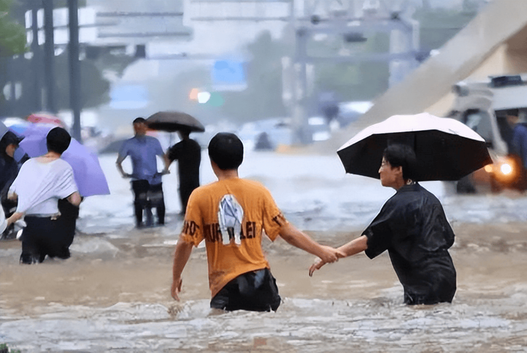 原创            郑州大旱之后终于迎来降雨，谁料竟然暴雨浸街！水为何排不出去？-郑州暴雨真的很大吗