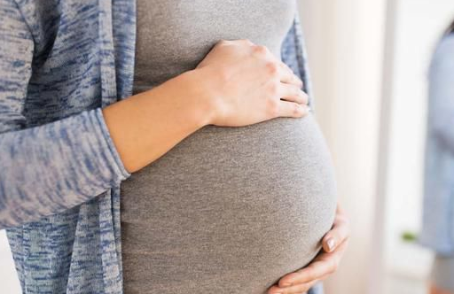 准妈妈怀孕后有三种表现。她们可能怀了个男宝，但也能用手感受_机会_宝贝_男孩。