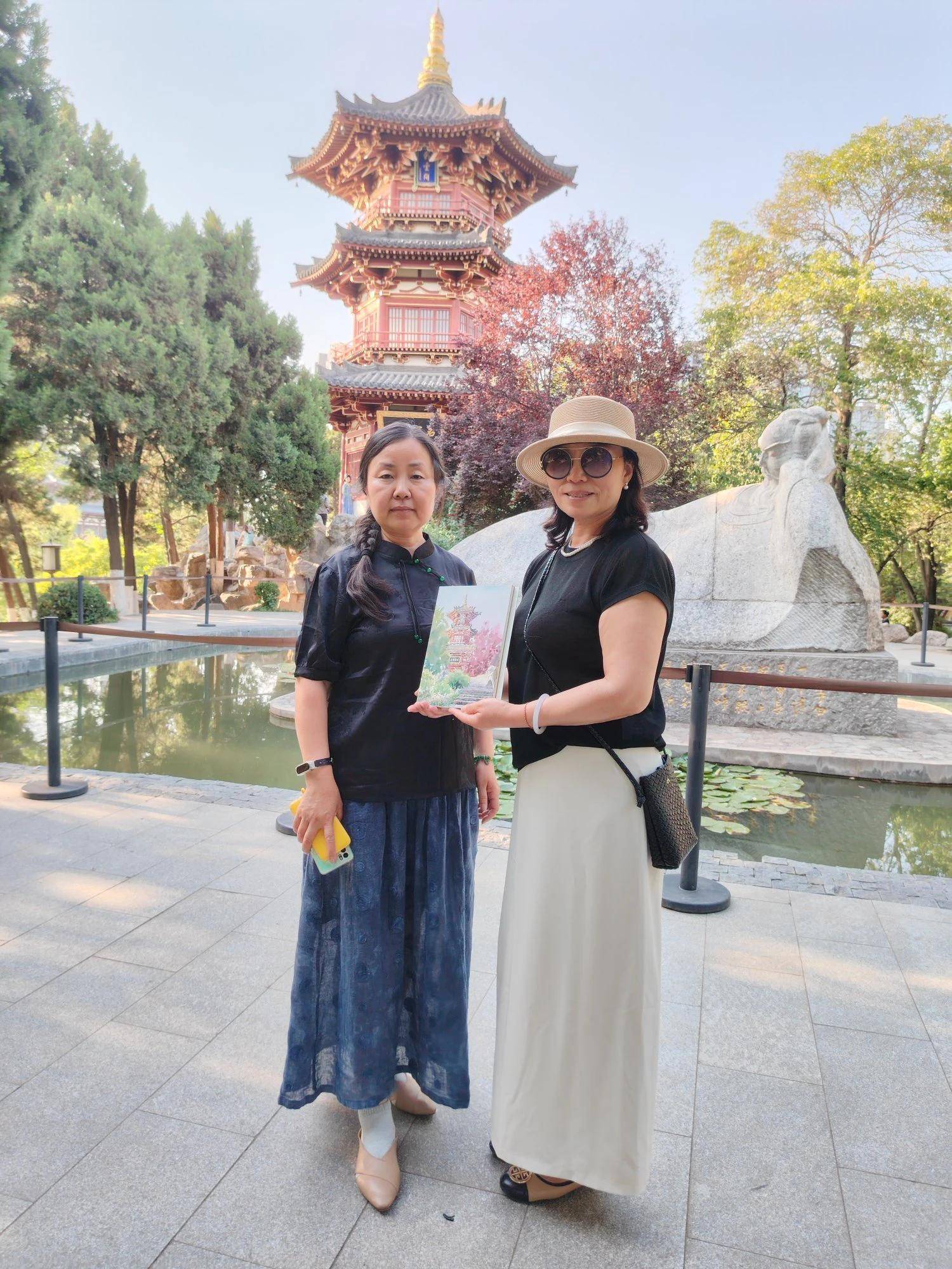 我们先来到了兴庆宫这里的亭台楼阁花草树木在阳光下呈现出独特的