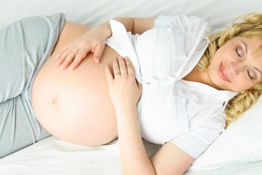怀孕后，孕妈妈尽量避免这种睡姿，可能对胎儿发育不利。孕妈妈不可大意_宝宝_现象_自然分娩。