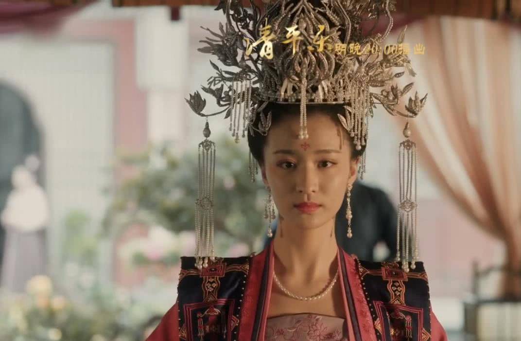清平乐:张妼晗宴会上装扮为何触怒官家?和珠冠无关,衣服是关键