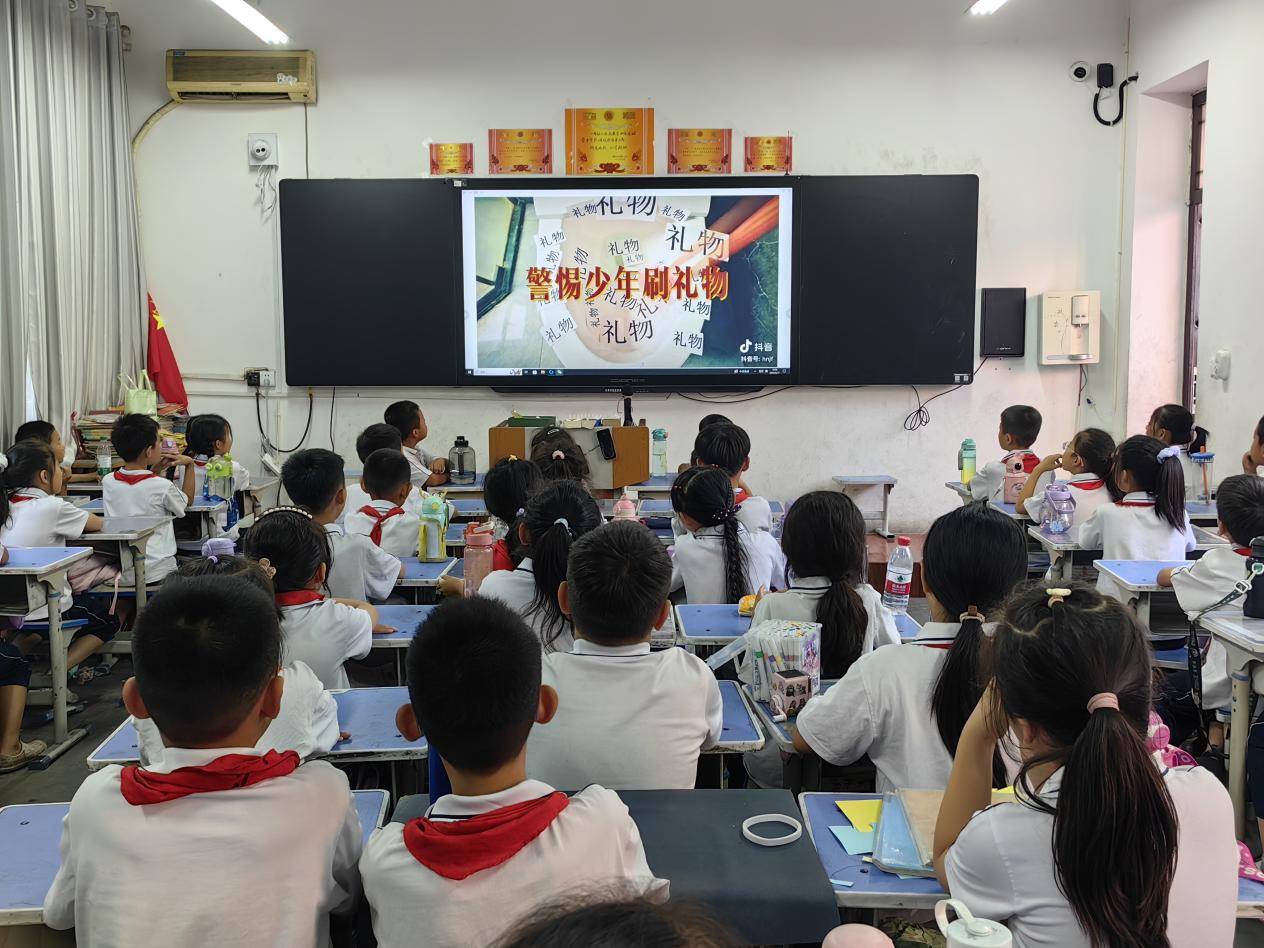 绿色上网 健康成长----濮阳市油田第三小学开展预防网络沉迷 主题队会