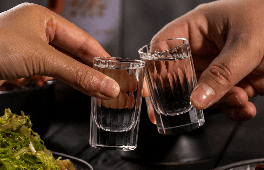 夏天喝白酒竟然有这么多好处?