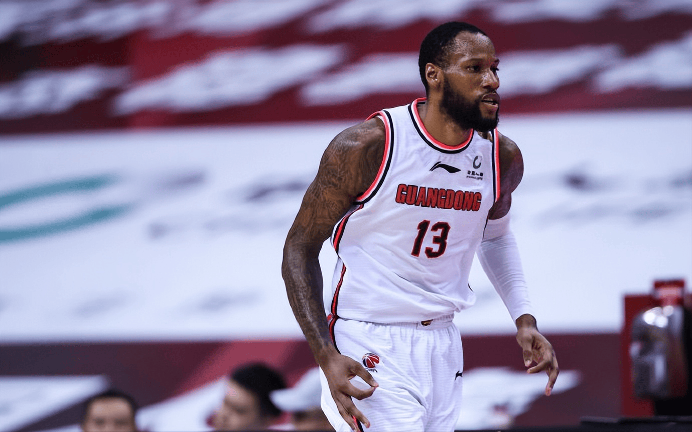 17分6篮板4助攻,这两场比赛威姆斯打出了巅峰时期的表现,帮助广东队