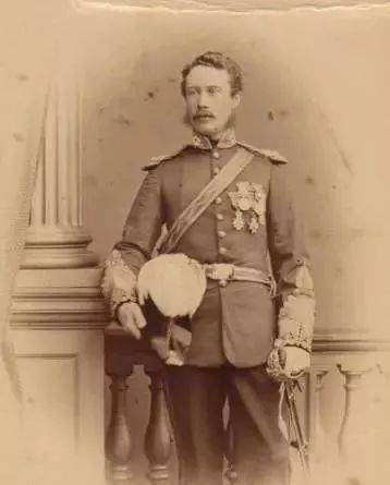 戈登,全名为查理·乔治·戈登,于1833年出生于英国伦敦一个显赫的军人