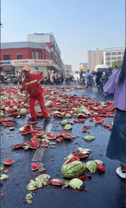 太原火了!几十个城管凌晨开十几辆执法车,拉走几十吨西瓜引热议