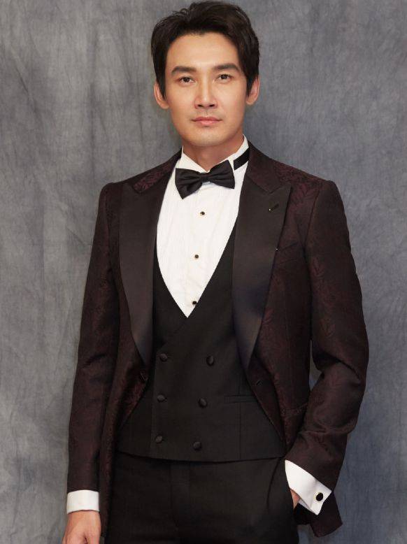 53岁陈松伶瘦到90斤,胳膊细成老公一半,与小8岁张铎至今无一子