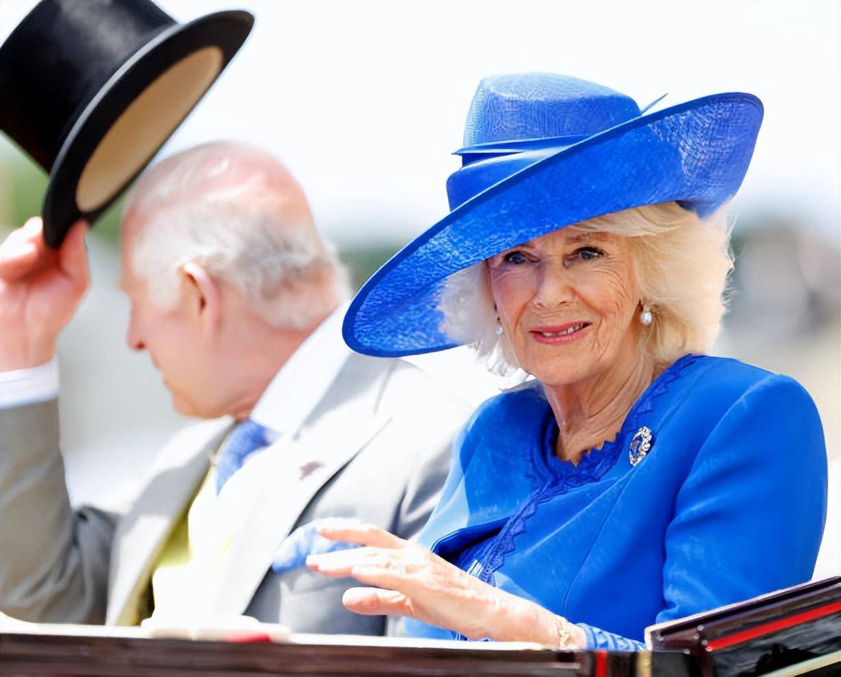 英国公主们都好惊艳 英王室赛马会第一天！卡米拉一身蓝色太风光