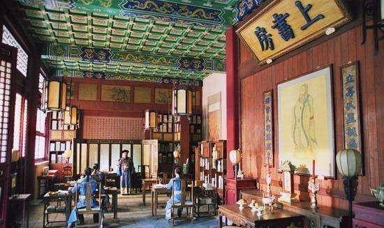 溥仪才算初中?能英译四书五经,书法绘画造诣惊人,大家咋看