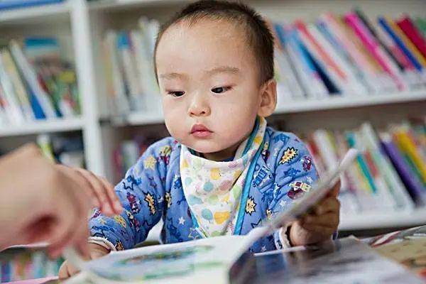哈佛大学发现，促进孩子大脑发育的“最好方法”不是读书_孩子_智力_父母。
