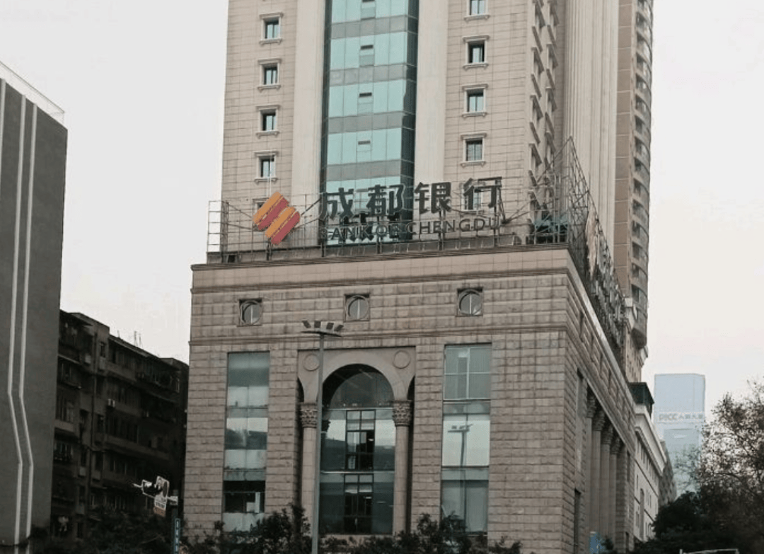 万亿城商行年薪百万女副行长退休，已超期任职多年-城商行总行待遇