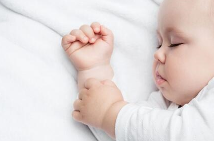 宝宝睡觉时有这些习惯，家长要及时纠正，会比一点点_孩子_情况_被子更疼。