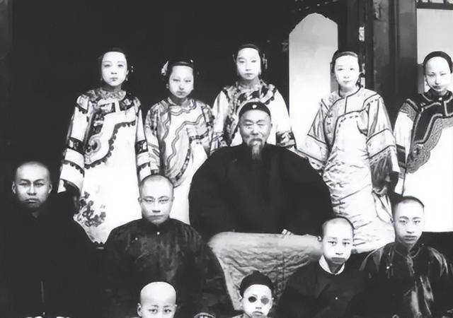 清朝李文安,娶父亲捡来的妹妹为妻,生下儿子李鸿章