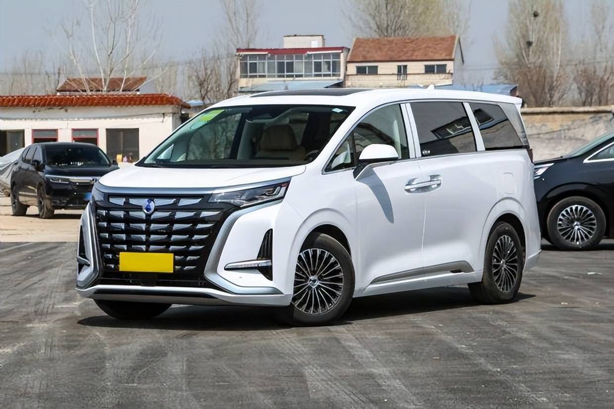 作为曾经的国产轿车销量之王吉利帝豪和长安逸动,在国产新能源轿车哪