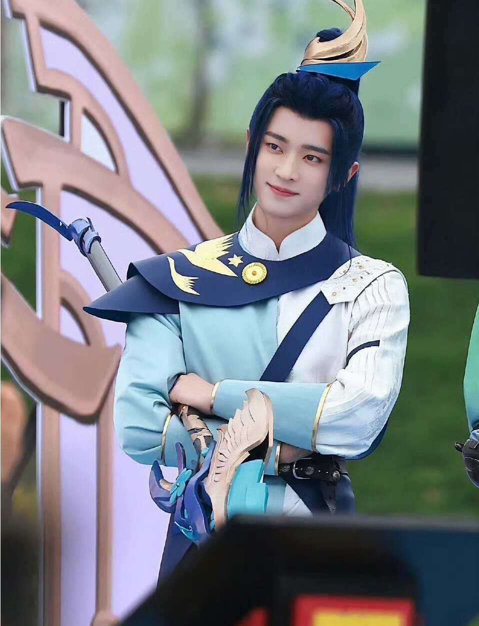 丞磊cos韩信,手拿长枪,宛如翩翩公子,田嘉瑞裴擒虎造型好可爱