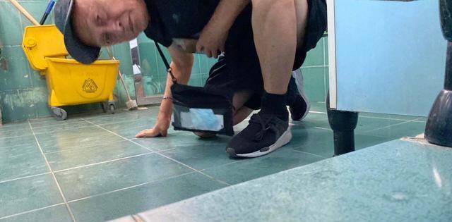 60多岁的老人偷拍被抓,他淡定地说:我最多交500元罚款