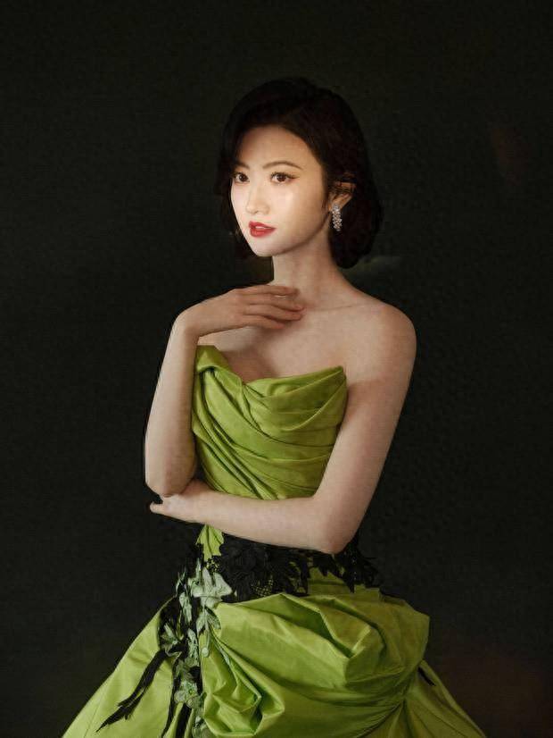 景甜身穿绿色花瓣长裙典雅高贵,手举鲜花明媚动人