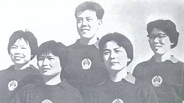 这是教练容国团深思熟虑后制定出来的方案,他要用李赫男,梁丽珍两个