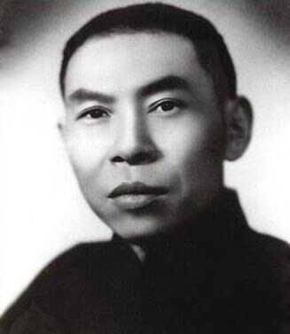 黄金荣喜欢施粥,让手下抓住重复领粥的人暴打,杜月笙赶紧拦住