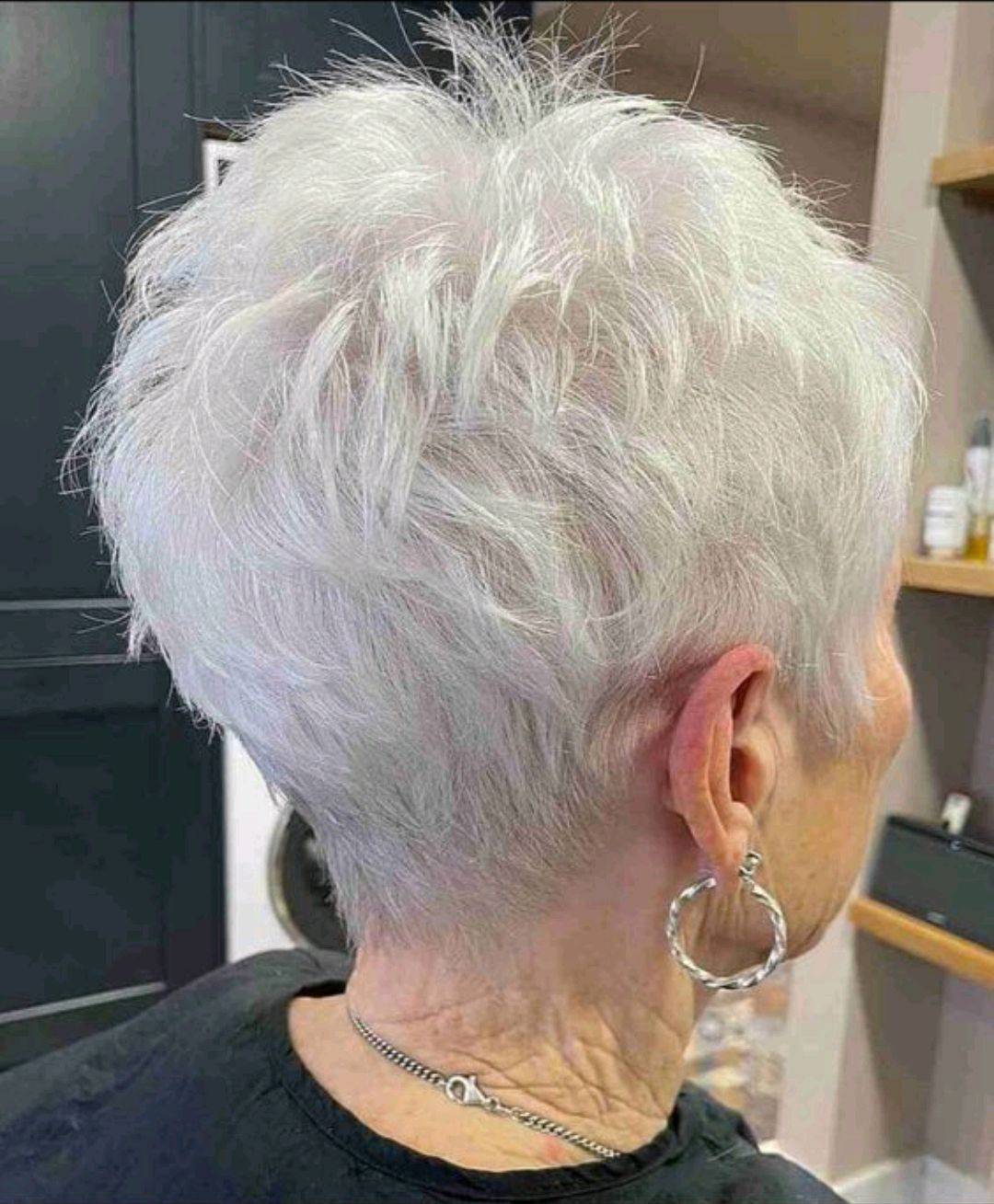 头发花白女性,发型这样剪,好看时尚让人心动