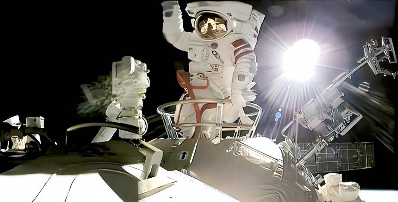 在2019年时,美国航空航天局曾经推出了一种新的宇航服,但是准备在登月