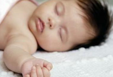 宝宝睡觉的时候会出现这种情况，不是睡的很香，可能是生病了_小家伙_问题_小丁。