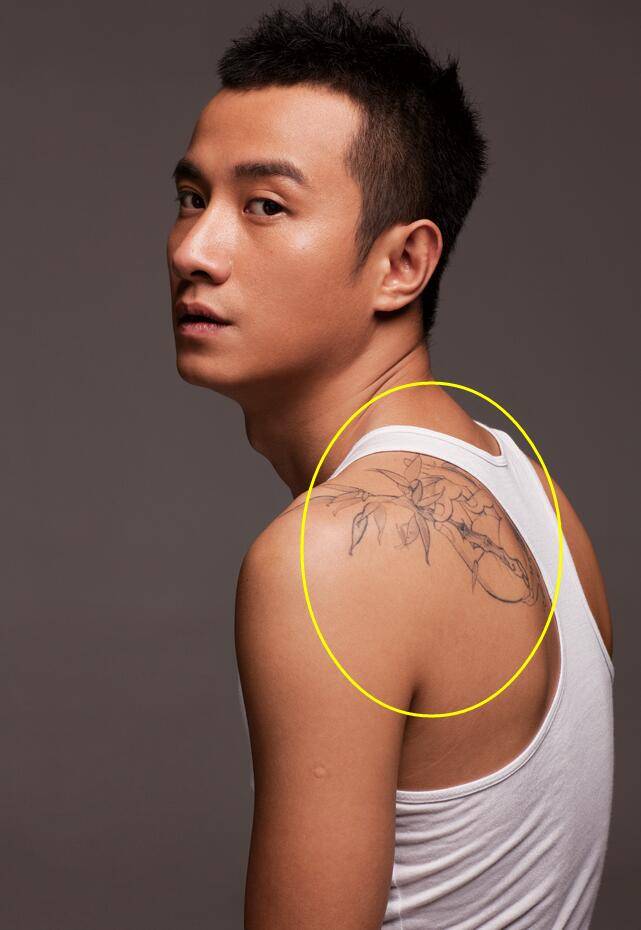 文章曾晒出一组写真,这组高清写真曝光了文章背上的纹身图案,文章透露