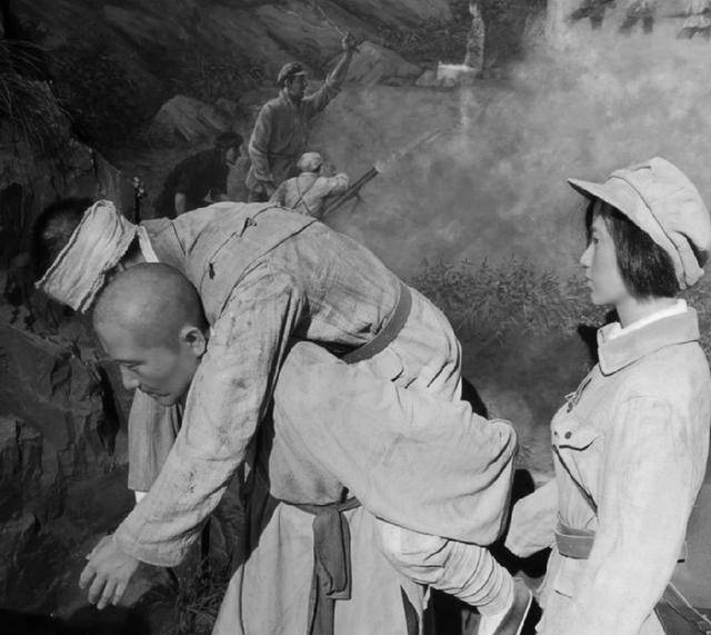 战士们将首长抬到九洲山红军医院.