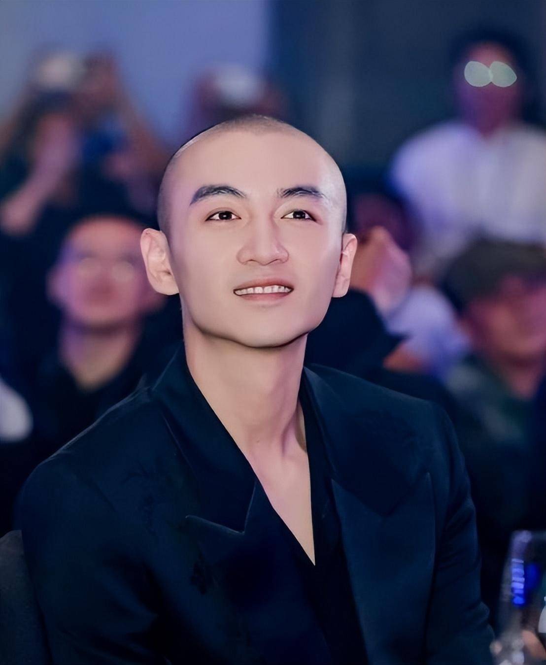 陈晓半年不带娃?7岁星星2月还和爸爸剧组玩耍近照曝光好壮实