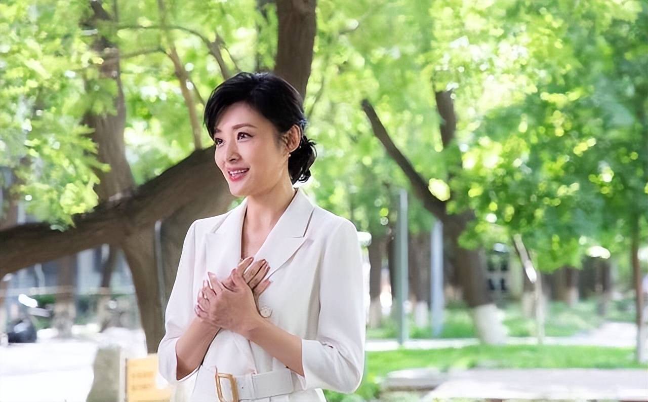 周涛才是真正"逆龄生长",穿白色连衣裙 高跟鞋,看不出56岁