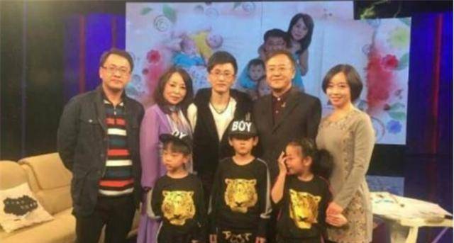 41岁女老板,离婚后同小19岁下属结婚,50岁高龄生下三胞胎!