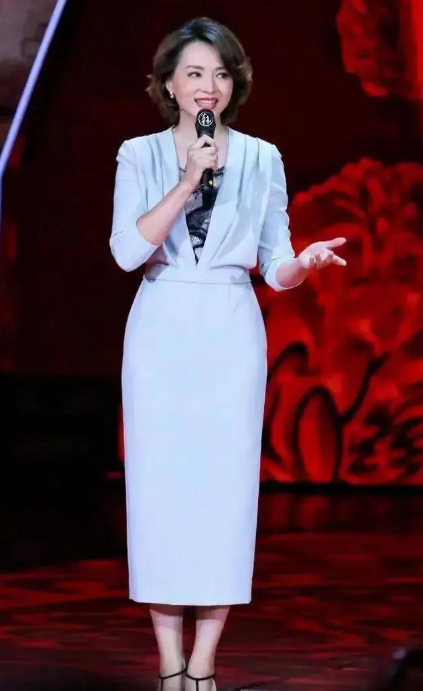 董卿才是真正的逆龄生长!穿拼接衬衫配丸子头,减龄又时髦