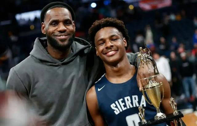 果然,在选秀大会开始后,老鹰队使用状元签选中了来自法国的前锋里萨谢