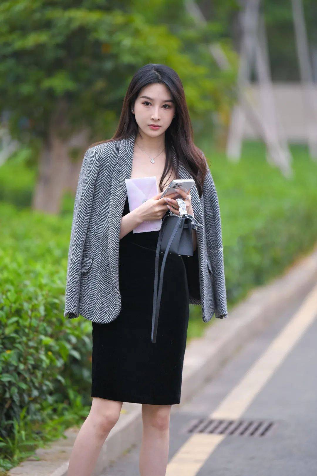 优雅高冷的穿法,连衣裙搭配西装,妩媚迷人很有气质