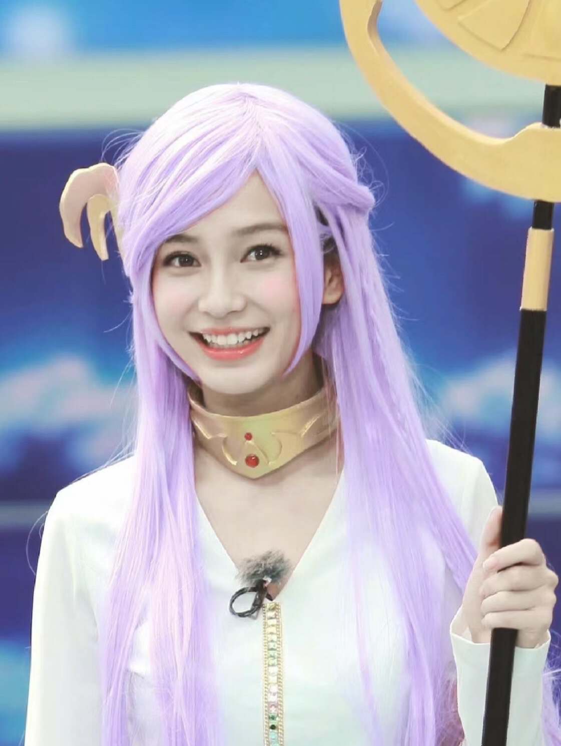 杨颖cos雅典娜头戴紫发手拿法杖笑容超甜和贾玲气质不同
