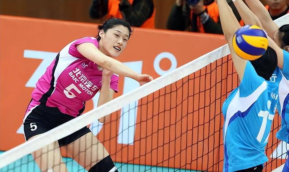 刘晓彤身高1.88米,弹跳好,扣球力量大,一直是中国女排的替补主攻