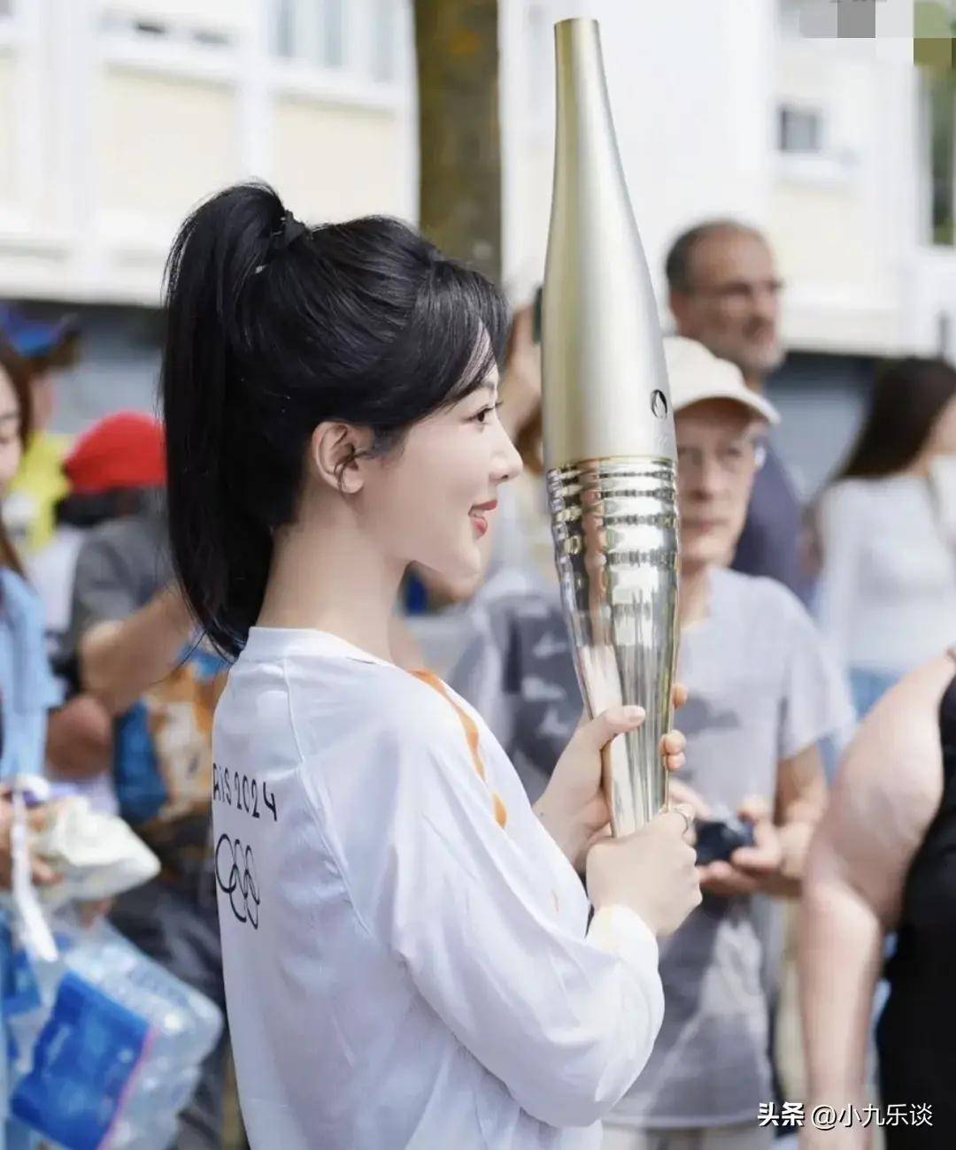 杨紫担任巴黎奥运会火炬手,原名杨旎奥,爸爸希望那年申奥成功!