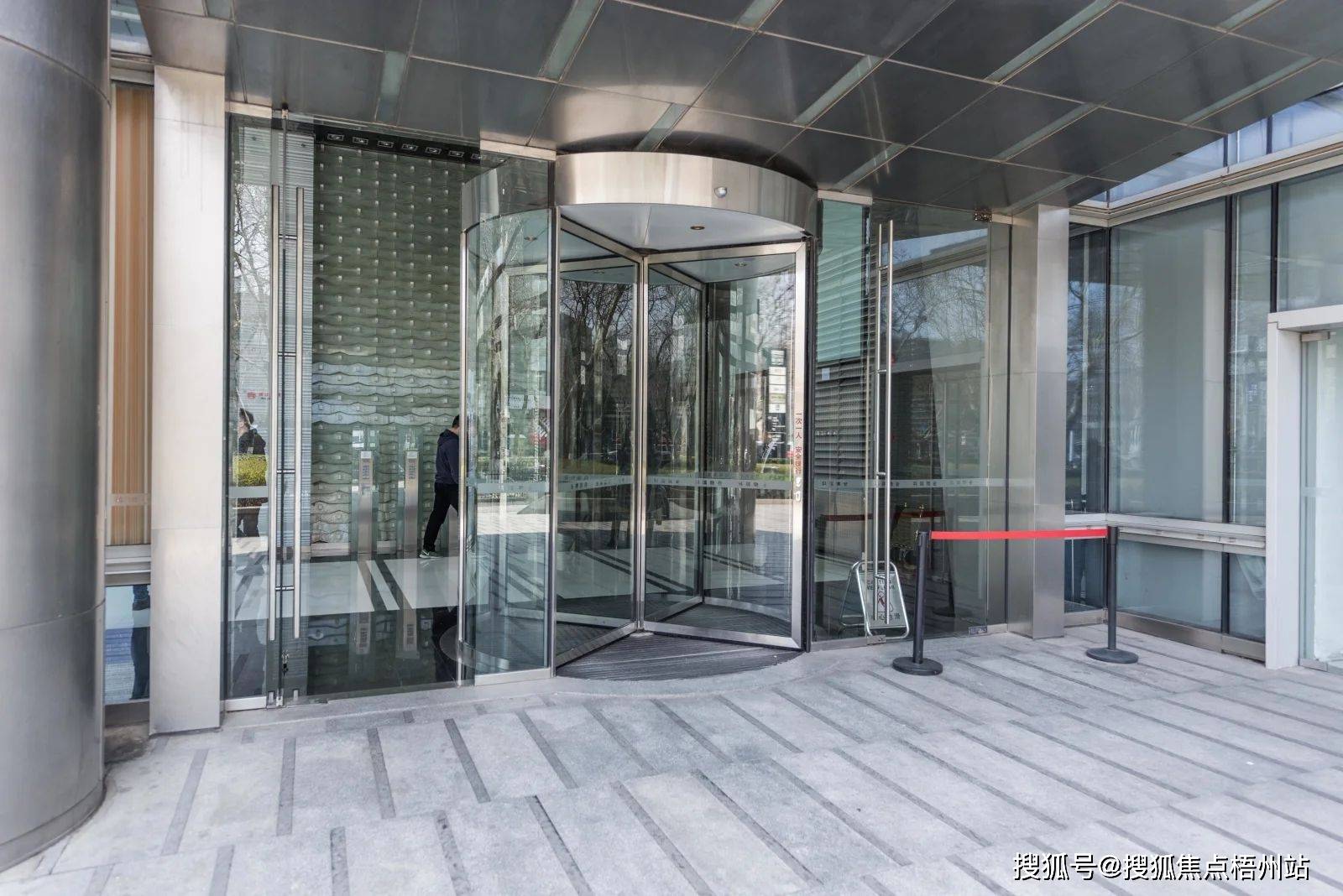 南京云峰大厦 租2-20人独立办公室 精装修 带家具 交通便利 可注册