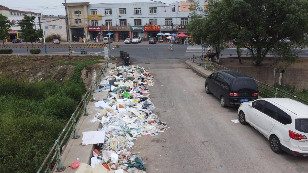 城阳区惜福镇街道:黄家营新桥垃圾成堆 环境问题引人忧