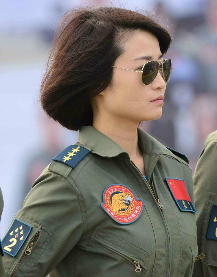 回顾"空军英烈"余旭:中国首批歼-10女飞行员,墓前放战机模型
