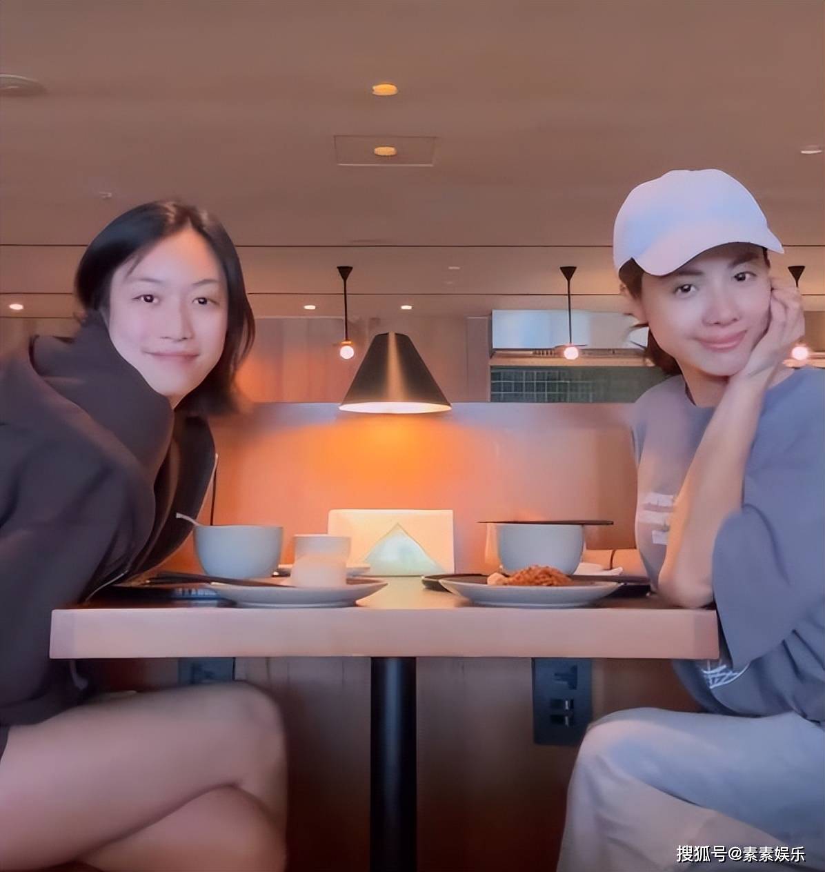 霍启仁未婚妻和伍乐怡在大理旅玩霍震霆回应儿子婚礼事宜