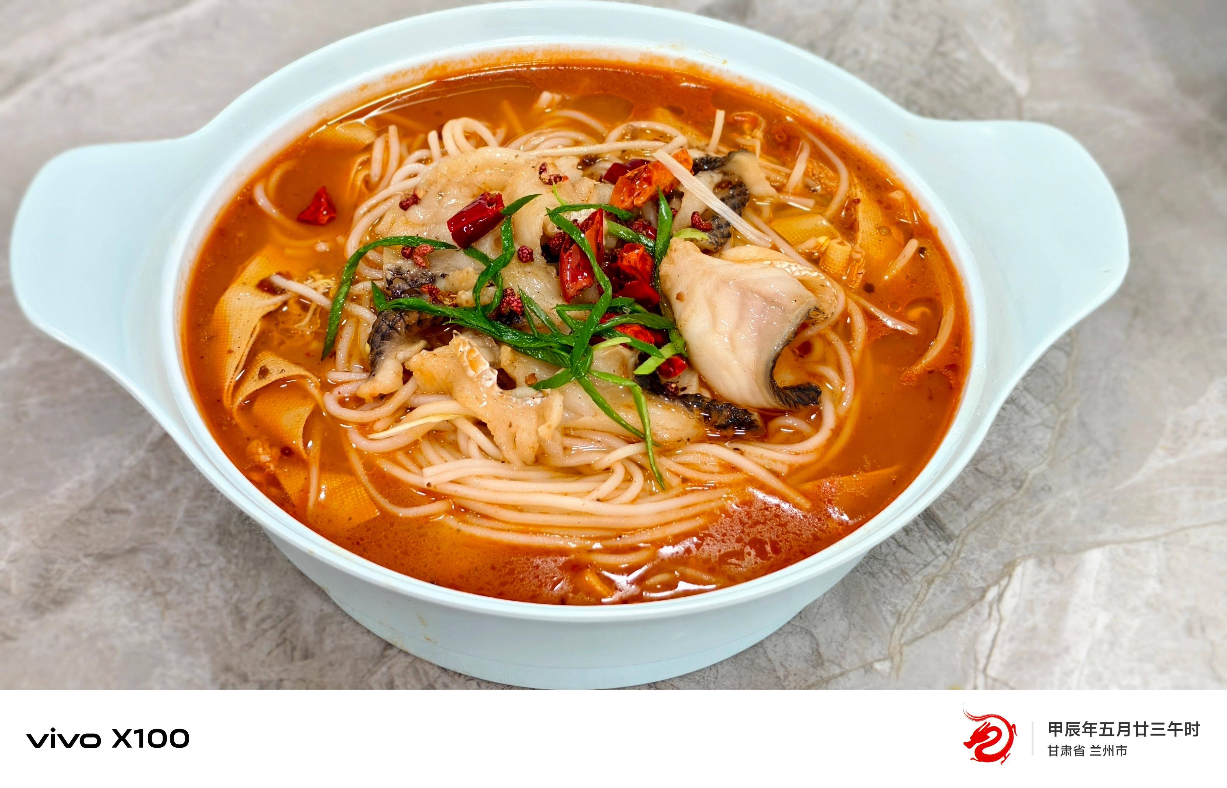 兰州新港城步行街美食新宠"香烤坊.鱼米线"飘香开业