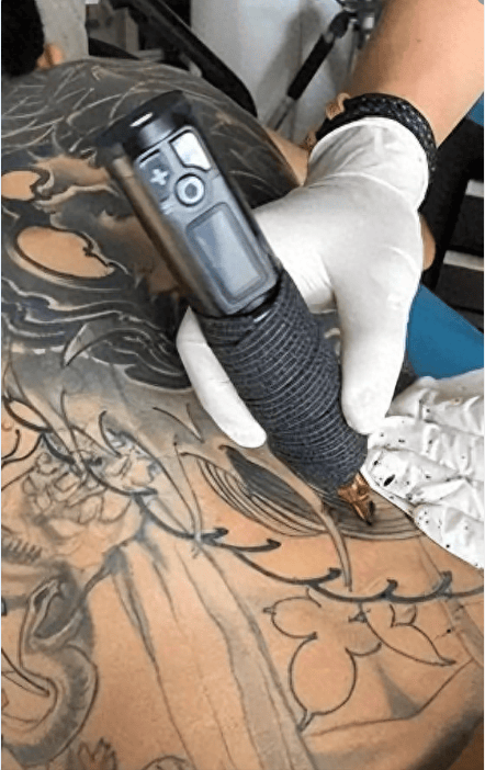 回顾14岁少年满脸纹身被父亲赶出家门,找不到工作,如今怎样了?