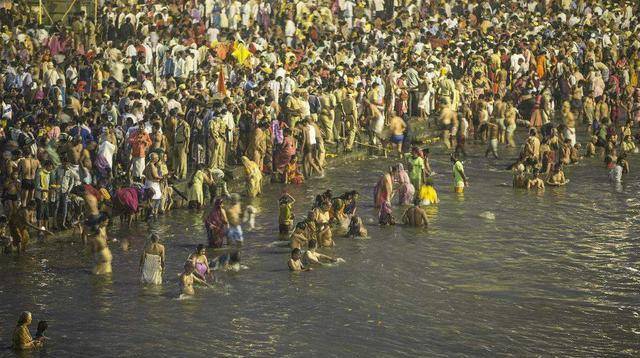 印度人将恒河视为母亲河,认为恒河水为圣水,用它洗澡可以祛病除邪
