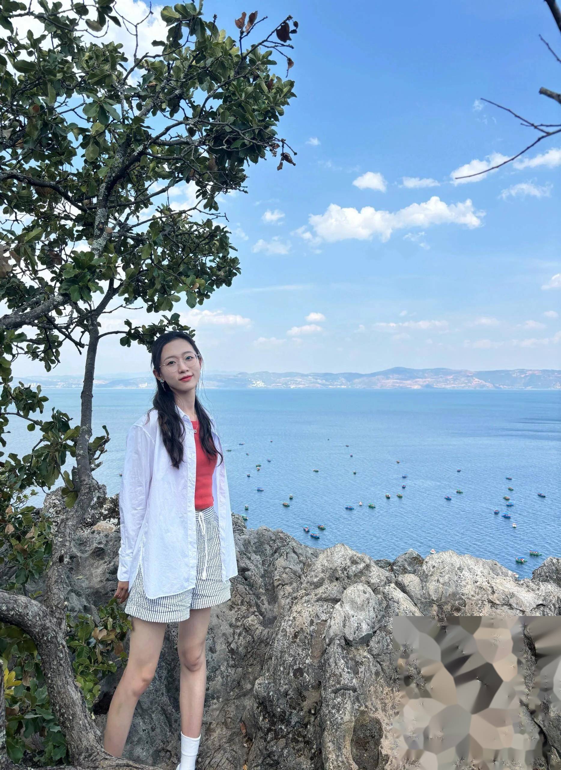 昆明医科大学"最美校花"走红网络,网友:明明可以靠脸吃饭,却偏偏要靠