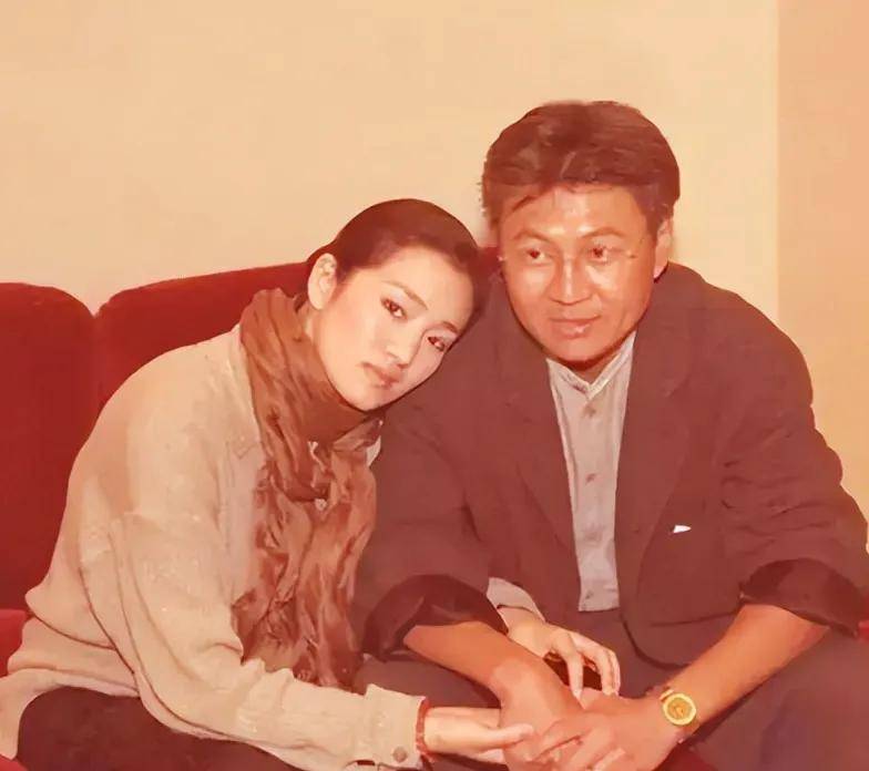 高考二次落榜,是75岁老头第四任妻子,却成为华语影坛绝对传奇_巩俐
